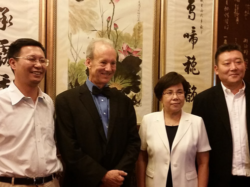 1410749841954845.jpg 与麦克唐纳合影1.jpg///