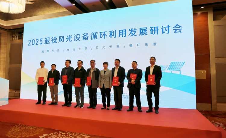 1760944124391398.jpg 颁奖照片.jpg